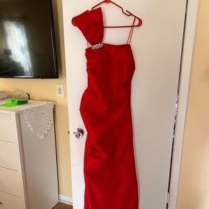Bridesmaid gown with shiny side pendant on shoulder. Formal wear.